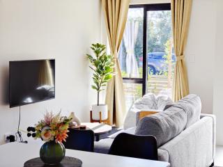Modern & Cozy New Build Retreat - Hamilton - 4