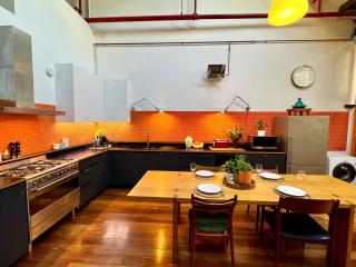 Spacious Warehouse Conversion 2 Bdrms & Parking - 0