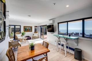 Coastal Embrace - Te Awanga Seaview Escape - 4