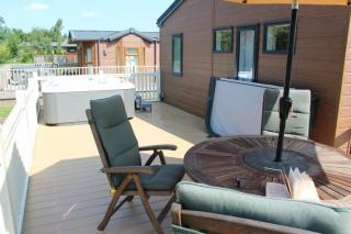Willow Tree Luxury Lodge with Private Hot-Tub and Garden only 6 Miles to York - Wilberfoss - 1