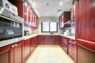 Upscale 1-Bedroom Apt with Iconic Burj Khalifa View - Dubai - 2