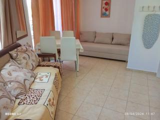 Apartmán pro 2 - 4 osoby - bílá budova v areálu hotelu Kokiche Sunny Beach, Nesebar, Bulharsko - Sunny Beach - 0