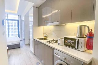 Chic Studio with Balcony, Netflix and Chill Pet-free - Dubai - 3