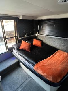 YACHT "X" - 44 FOOT MODERN YACHT ON 5 STAR OCEAN VILLAGE MARINA - minutes away from city centre and cruise terminals, Free parking ,SPA package available! - Southampton - 4