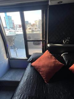 YACHT "X" - 44 FOOT MODERN YACHT ON 5 STAR OCEAN VILLAGE MARINA - minutes away from city centre and cruise terminals, Free parking ,SPA package available! - 2