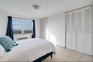 1104- 1BR & 1BA with Spectacular City & Ocean Views - Miami Beach - 5