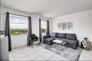 1106- 1BR & 1BA with Balcony, Stunning City & Ocean Views - Miami Beach - 2