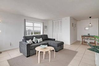 1201- Luxurious 1BR & 2BA with Stunning Ocean Views - Miami Beach - 1