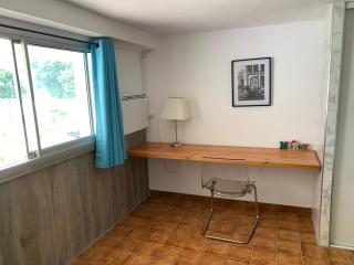 Appartement indépendant avec terrasse au bord de la rivière, jardin 8000m2, piscine, parking gratuit proche Disneyland - Isles-lès-Villenoy - 2