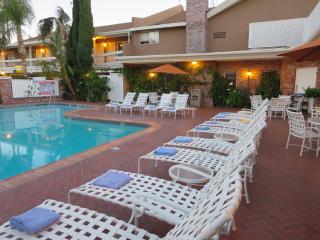 Best Western Plus Carriage Inn - Sherman Oaks - 2