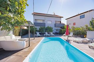 Crowonder Lucky Holiday House with Pool and Patio 30 meters from the Beach - Zadar - 0