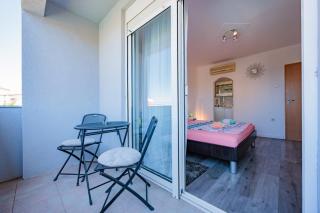 Crowonder Lucky Holiday House with Pool and Patio 30 meters from the Beach - Zadar - 3