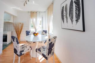 Crowonder Lucky Holiday House with Pool and Patio 30 meters from the Beach - Zadar - 8