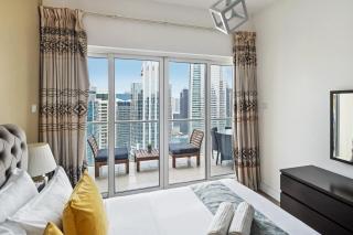 Modern & Spacious 2-Bed Condo with Panoramic Lake Views, Dual Balconies, Steps from Dubai JLT Metro By "La Buena Vida Holiday Homes" - Dubai - 1