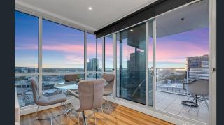 Adelaide Central Skyline Panoramic Suite - Adelaide - 8