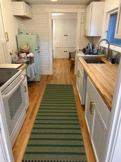 Suzy Q's Cozy Downtown Retreat - 1