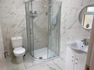 4 bedroom, 7 single beds, with free parking & wifi near new walkway - 4