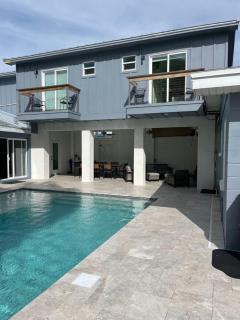 Cheerful 7 Bdrm Home with Private Pool One Block from Beach - Clearwater Beach - 0
