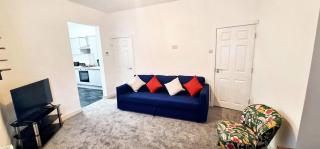 Bright & Comfy 4-Bedroom House 10 mins to City by Rest&Recharge - Manchester - 9