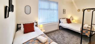 Bright & Comfy 4-Bedroom House 10 mins to City by Rest&Recharge - Manchester - 7
