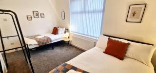 Bright & Comfy 4-Bedroom House 10 mins to City by Rest&Recharge - Manchester - 3