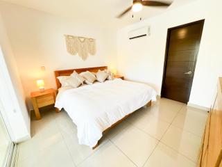 Relax, with our beautiful gardens, large pool and just steps from the beach and lagoon - Puerto Aventuras - 3