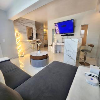 Luxurious Waterfront 2 room apartment- Remodeled- Free parking- 5min drive to Miami Beach - 3