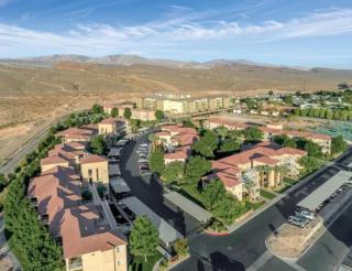 Beautiful 1BD condo in the desert onsite with pools, playground, horseshoes and more - 0