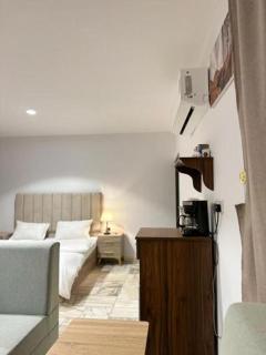 Studio overlooking pool amid flowering and quiet - 6