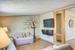 People and Paws Home with Fenced Yard by the Dells! - Lyndon Station - 5