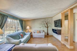 People and Paws Home with Fenced Yard by the Dells! - Lyndon Station - 4