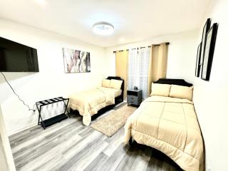 Elegant Serene- Townhome, 10 Mi to Downtown, near Airport - Forest Park - 1