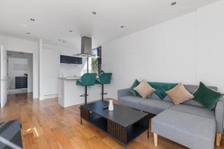 Central Town Centre Gatwick Free Parking - Crawley - 5