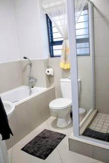 7 on Laibach - Buhrein Estate, Kraaifontein - Città del Capo - 1