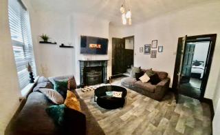 4 Bed House - Sleeps 8 - Garden - Parking - Wifi - 9