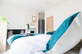 Bright 4-Bed Home ! Free Wi-Fi Included - Portsmouth - 0