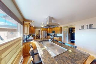 Tacit Shadow Resort Aviator Queen Suite, Gym, Coffee Bar, Hot-Tub, Free Laundry, Food Available - 5