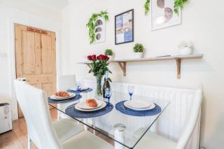 Bright 4-Bed Home ! Free Wi-Fi Included - 5