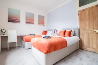 Bright 4-Bed Home ! Free Wi-Fi Included - 9