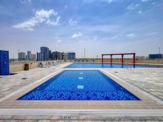 JVC Studio Rooftop Pool & Gym Golf Course View - Dubai - 8