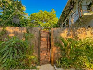 The Pool Treehouse Hotel - Brisas de Zicatela - 8