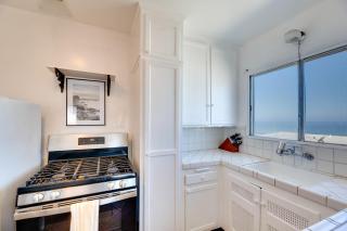Walk to Shore Ocean-View Manhattan Beach Apt! - Manhattan Beach - 1