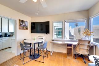 Walk to Sand and Surf - Bright Manhattan Beach Apt! - Manhattan Beach - 5
