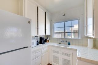 Walk to Sand and Surf - Bright Manhattan Beach Apt! - Manhattan Beach - 1