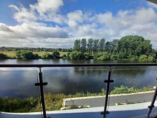 Luxury Riverside Apartment Stunning views Free Parking - 2