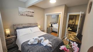 Luxury Basement Suite with 2 Bedrooms, 2 Queen Beds, Free Wi-Fi, and Free Parking - 5