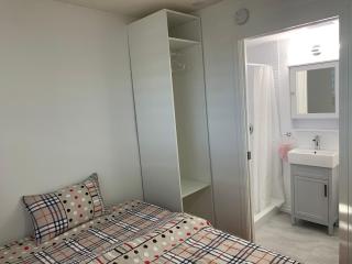 A special deal ending soon, ONLY 99 dollars a night!! Vancouver West near YVR airport - Vancouver - 2