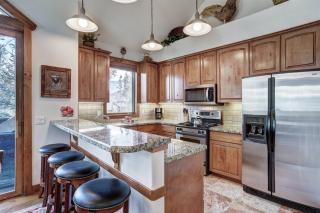 Ski-Inski-Out 3 Bedroom Townhome At Snowflake Lift With Private Hot Tub - 1