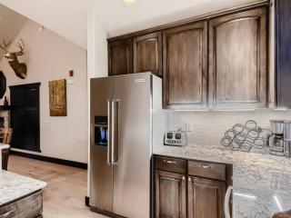 Luxury Ski In, Ski Out 3 Bedroom Townhome At The Snowflake Lift - Saddlewood Townhomes - 4