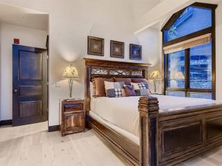 Luxury Ski In, Ski Out 3 Bedroom Townhome At The Snowflake Lift - Saddlewood Townhomes - 2